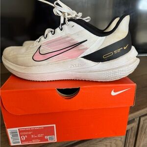 Nike Women's Air Winflo 9 White and Pink Sneakers